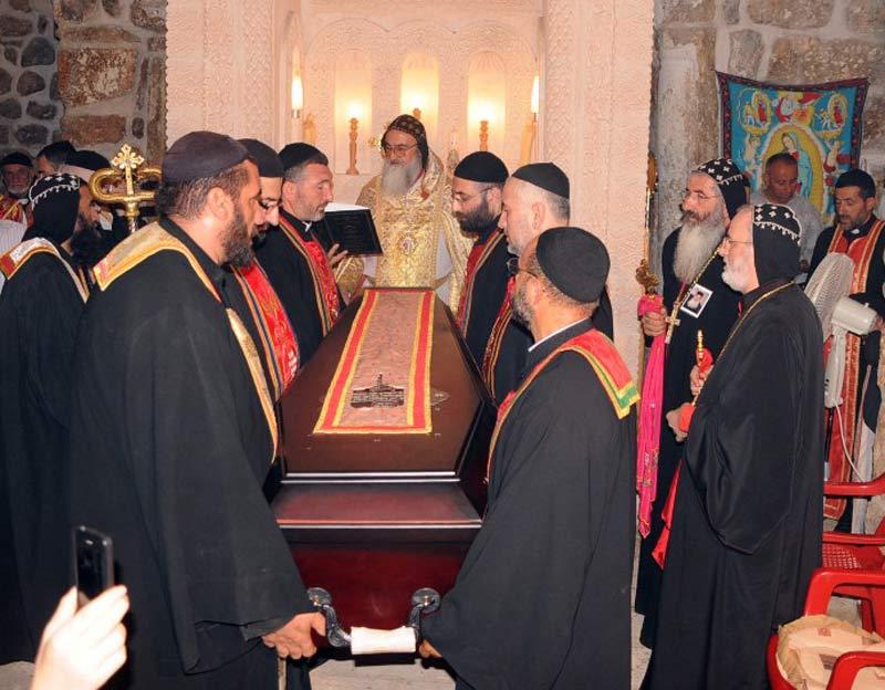 78 yaşındaki Papaz Melki Tok'un cenazesi, görev yaptığı kilisedeki törenin ardından zılgıtlar ve dualar eşliğinde defnedildi. Cenaze töreni sonrası Melke Tok'un eşi Gazale Tok ve çocukları taziyeleri kabul etti.