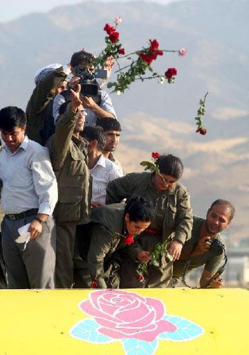 Dün teslim olan ve bugün pişman olduklarını beyan ettiklerini açıkladıktan sonra mahkemede serbest bırakılan PKK'lılar Habur'dan coşku içinde ayrıldı. PKK'lılar DTP otobüsü üstünde halkı selamladı...