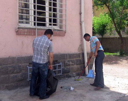 Terör örgütü yandaşları, Diyarbakır'da İmam Hatipli öğrencilerin kaldığı pansiyona saldırdı. Örgüt sempatizanları, pansiyonun camlarını aşağı indirdi, kapıları kırdı, ateşe vermeye kalktı.