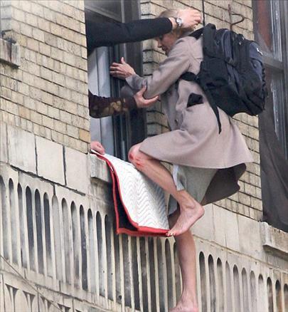 Doğumu nedeniyle çekimlerine yeni başlanan "Tuz", "Salt" adlı filmin setinde görüntülenen Angelina Jolie, neden aksiyon filmlerinin aranan oyuncusu olduğunu bu filminin çekim aşamasındaki perfonmansı ile bir kez daha gözler önüne serdi.