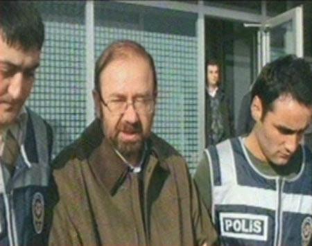 Emekli Tuğgeneral Levent Ersöz, Ankara'da tedavi gördüğü hastanede yakalanırken, Ersöz'ün yakalanma anı objektiflere böyle yansıdı. Fotoğraflar: Zafer Kütük / Star Gazetesi