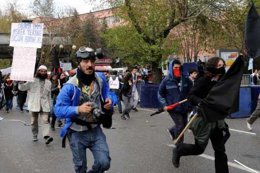 Ankara'daki 1 Mayıs kutlamalarının yapılacağı Sıhhiye Meydanı'na girişlerdeki arama noktasında polis ile göstericiler arasında arbede çıktı. Polis olayları yatıştırmak için havaya ateş açtı.