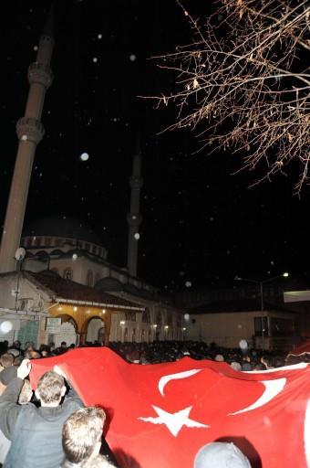 Tokat'ın Reşadiye ilçesinde, terörist saldırıda sonucu şehit olan 7 askerin cenazeleri Tokat'a gönderildi. Cenazelerin geçişi sırasında tekbirler eşliğinde dua eden vatandaşlar, ilçe çıkışına kadar ambulansın arkasında yürüyerek şehitleri uğurladı.