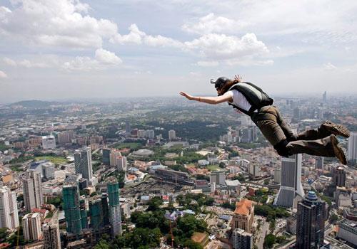 23 ülkeden 93 uluslararası jumper (atlayıcı), Malezya'da yer alan Petronas Holding'e ait olan 300 metre yükseklikteki Kuala Lumpur Tower'dan atlayış gerçekleştirdi.