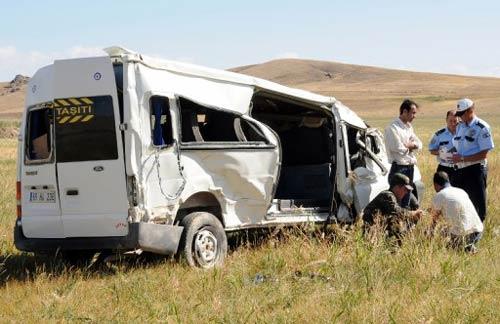 Van'da henüz belirlenemeyen bir nedenle yoldan çıkarak takla atan minibüsteki yolculardan 4'ü hayatını kaybetti, 6 kişi yaralandı.