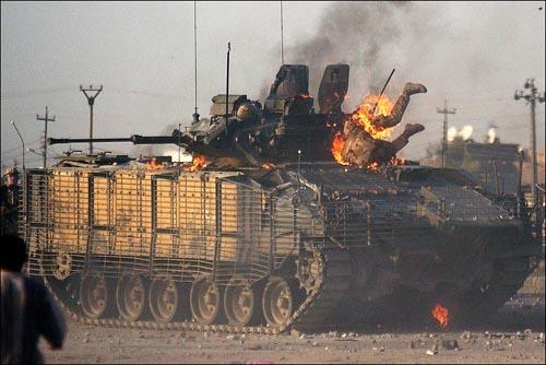 Irak işgali. Basra'da İngiliz tankına yönelik saldırı. Asker hayatta kalmayı başardı.