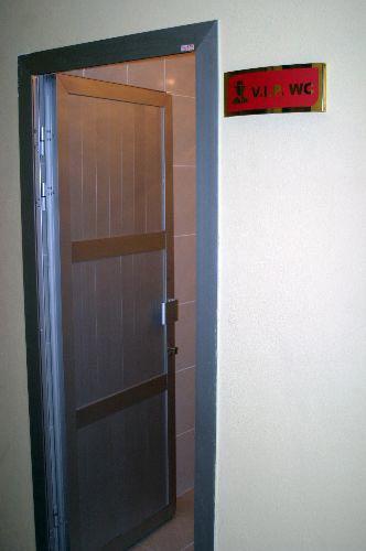 Sivas'ta Atatürk Kültür Merkezi'ne giden vatandaşlar 'VIP WC' şaşkınlığı yaşıyor.