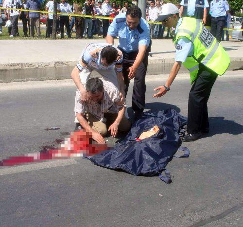 İlköğretim okulu öğrencisi 14 yaşındaki Muhammet Taha Demir bisikletleriyle sahile giderken hızla gelen aracın altında kaldı. O sırada da babası da oradaydı.