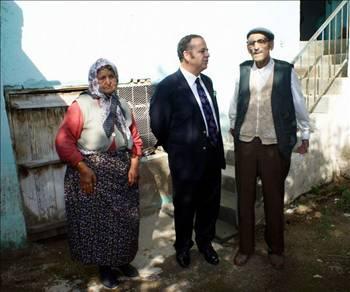 Haber versem salarlar mı?
Ayşe Hanım gülümsüyor, Yalnızlıkta duvar sana baksın, sen duvara bak diyerek
Nazilliye geleli bir ay olmuş. Onun hikâyesinde çarpıcı olan, kimseye haber vermeden ortadan kaybolması. Hatta ailesi kayıp ilanları vererek onu bulmaya çalışmış. Neden haber vermediğini sitemle anlatıyor: Haber versem salarlar mı?
Ayşe Nine Mustafa Dedeye kaçtıktan 10 gün sonra yakın şehirlerdeki akrabaları aracılığıyla nerede olduğunu öğrenince, arkasından gelmişler, hatta kaçırıldı diye şikâyet etmişler. Ancak Ayşe Nine tepkili: Karakoldan aradılar uşağın gelmiş diye, ben görmek falan istemiyom dedim, görmedim.