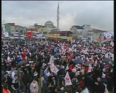 BBP'nin İstanbul mitingi: Partisinin İstanbul mitinginde vatandaşlara hitap eden BBP Genel Başkanı Muhsin Yazıcıoğlu'nun hedefinde de hükümet vardı.