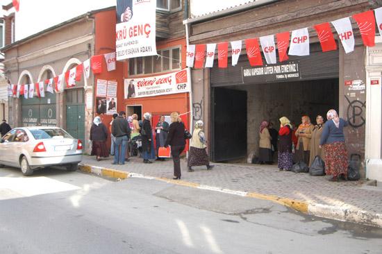 Sosyal yardımlardan ötürü AK Partiyi yerden yere vuran CHP, Sarıyer'deki seçim irtibat bürosundan vatandaşlara erzak dağıtırken objektiflere yakalandı.