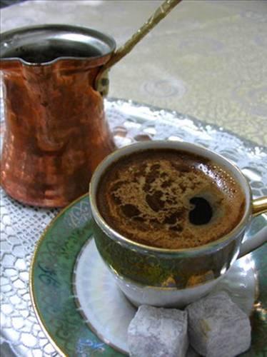 İSTANBUL İstanbul mutfağı, Dünyanın önde gelen mutfaklarındandır. İmparatorluk başkenti olan kente ülkenin her yanından gelen malzemeler, ustalar, tarzlar, ve lezzetler Osmanlı Türk mutfağının ortaya çıkmasına neden olmuştur. İmparatorluk mutfağının devamı olan ve yeni tatlara açık olan Osmanlı mutfağı her gün zenginleşmektedir.İstanbul mutfağında, kuzu, koyun veya dana etine ilave edilen çeşitli sebzeler esas yemeklerdir. Pilav, börek çeşitleri, bulgur, kuru fasulye, zengin zeytinyağlı sebzeler yan öğünler olarak servis yapılır. Köfte ve şiş kebabı, döner kebap veya acılı, yoğurtlu, patlıcanlı diğer kebap çeşitlerinin makbulleri özel kebapçılarda bulunur. Hamur tartları, baklava, kadayıf ve benzerlerinin hakiki lezzetlisi, bu işi bazen birkaç nesildir devam ettiren küçük dükkanlardan temin edilir.İstanbul'da da çeşitli milletlerin lokantaları mevcuttur. Fast-food, hızlı atıştırma servisi veren çok sayıda mekan mevcuttur. Ancak lezzetli yöresel yemekler tipik lokantalarda tadılır. Her ikisi de süt rengindedir.Meşhur Türk Kahvesi, küçük fincanlarda sade veya şekerli misafirlere her firsatta ikram edilir. "Bir fincan kahvenin 40 yil hatırı vardır" sözü kahvenin Türkler tarafından bilinen kıvamı ile kullanılmaya başlandığı 16. yüzyıldan beri söylenmektedir.