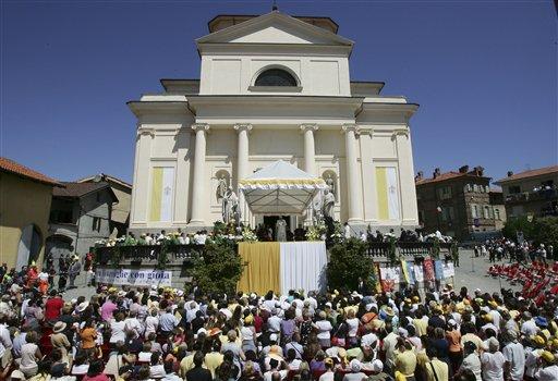Cuma günü yataktan düşerek sağ el bileğini kırarak tedavi gören Papa, bugün kırık kolu ile ilk kez halkın karşısına çıktı ve geleneksel Pazar ayinini yönetti.