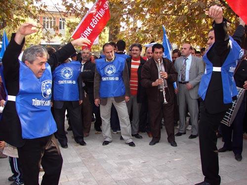 Denizli'de memurların 'Uyarı Grevi' adıyla yaptığı iş bırakma eylemine katılan Türkiye Kamu-Sen üyeleri, halay çekip zeybek oynadı.