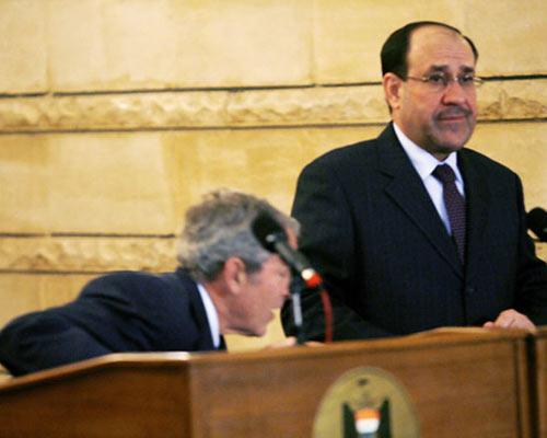 El Bağdadi televizyonu muhabiri Muntasar El Zeydi, Irak'a sürpriz bir ziyarette bulunan ABD Başkanı Bush'a basın toplantısı sırasında ayakkabılarını fırlattı.