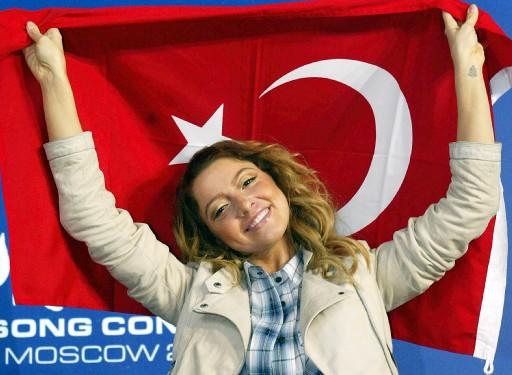 Eurovision'daki temsilcimiz Hadise, ilk yarı final elemesini geçerek Cumartesi günü Türkiye'yi finalde temsil edecek..