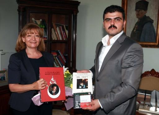 Cumartesi gecesi konseri bir grup Alperen Ocakları üyesi tarafından protesto edilen piyanist İdil Biret'e Alperen Ocakları çiçek takdim edip özür diledi