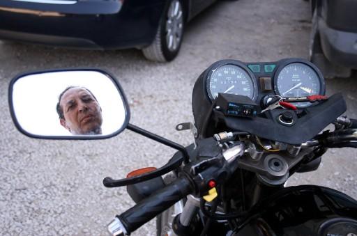 Ankara'da motosiklet döşemesi işiyle uğraşan bir kişi, yakıttan tasarruf etme amacıyla motosikletine LPG tüpü taktı.