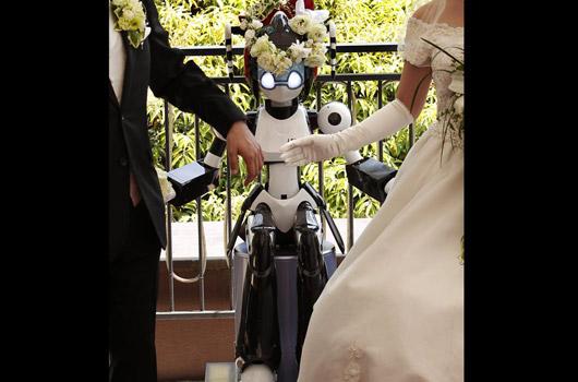 <strong>31. Düğün sezonu açıldı, robotunuz nerede?</strong><br><br>
2010 -> Hayır, robotlar henüz evlenmiyor. Kokoto firması tarafından geliştirilen bu robot, Japonların evlilik seramonisine dair tüm detayları bilmesiyle 36 yaşındaki gelin Satoko Inouye ile 42 yaşındaki damat Tobohiro Shibata'ya başarılı bir şekilde eşlik ediyor. Her genç kızın rüyası denilebilir mi bilemiyoruz ama merak edenler için bu özel robotun ismi I-Fairy.