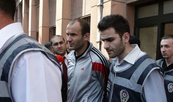 MEHMET YILDIZ 12 YIL

Futbolcu Mehmet Yıldızın 22 Mayıs 2011 günü oynanan Sivasspor-Fenerbahçe maçında şike yapılması suçundan 5 yıldan 12 yıla kadar hapsi isteniyor.