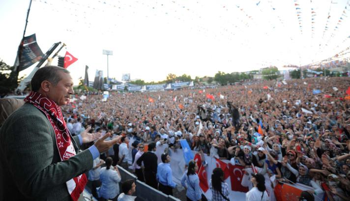 "AK PARTİ'YE KAĞITTAN KAPLAN, BDP'YE KUZU"
CHP'nin en büyük acıları yaşattığını savunan Erdoğan, BDP Elazığ İl Başkanı ile Siirt Bağımsız Milletvekili Adayı Gültan Kışanak arasında geçen telefon görüşmesinin internete düştüğünü hatırlattı. Erdoğan, "Bakın ne enteresan yav. Bu nasıl bir iş birliği, bu nasıl muhabbet sayın Bahçeli? Bu nasıl bir bir tezgah. Hani ya siz milliyetçiydiniz. Hani nerde kaldı milliyetçiliğiniz. Böyle ilkesizlik, tutarsızlık, samimiyetsizlik olur mu? Ne olacak Apo'yu ipten bunlar kurtarmadı mı? O zaman idam vardı bu
ülküde.