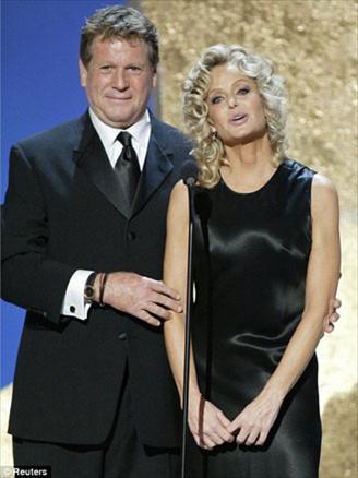 Türkiye'de ''Charlie'nin Melekleri'' dizisiyle tanınan Amerikalı oyuncu Farah Fawcett 3 yıldır mücadele ettiği kansere yenildi..
