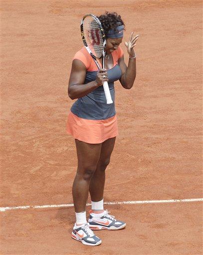 Tek bayanlarda 5 numaralı seribaşı ABD'li Serena Williams, 10 yıl sonra ilk kez 3. turda elenerek hayranlarını şaşırttı. Williams, Slovenyalı Katarina Srebotnik'e 6-4 ve 6-4'lük setlerle 2-0 boyun eğdi.