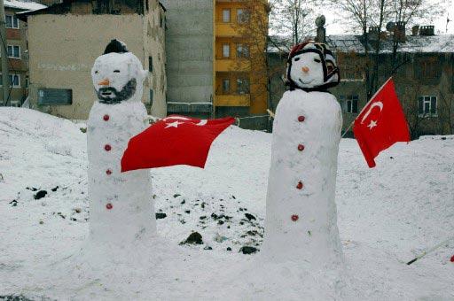 SIVAS'TA YOGUN KAR YAGISI ETKILI OLMUS, BAZI VATANDASLAR MAHALLE ARALARINDAKI BOS ALANLARDA KARDAN ADAM YAPARAK KARIN TADINI CIKARMISTI. (ANADOLU AJANSI - ISA SANSAR)