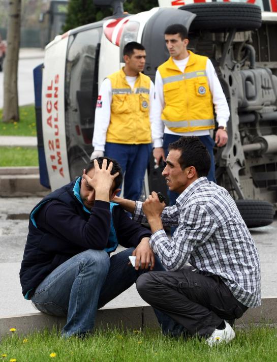 Bayılan kız öğrenciyi hastaneye götüren Ramazan Demir yönetimindeki ambulans ile Soner Altıntaş idaresindeki otomobille, Etiler Orduevi yakınındaki kavşakta çarpıştı.