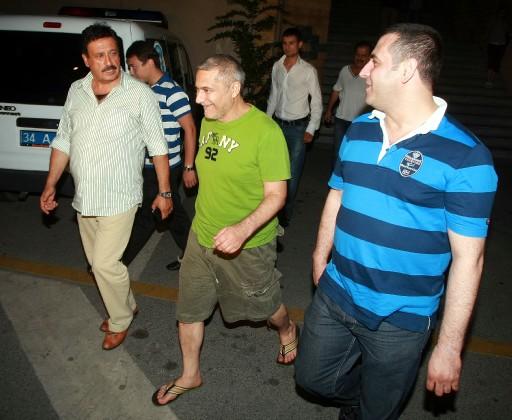Etiler'de kumar oynanan villaya yapılan baskında gözaltına alınan M.Ali Erbil ve M.Topaloğlu ile birlikte gözaltına 25 kişi 3 saat gözaltında tutulduktan sonra serbest bırakıldı.