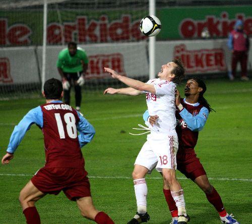 4 golle biten ve nefes kesen Trabzonspor-Galatasaray maçında sahada oyuncular mücadele verirken tribünlerde de renkli görüntüler vardı.