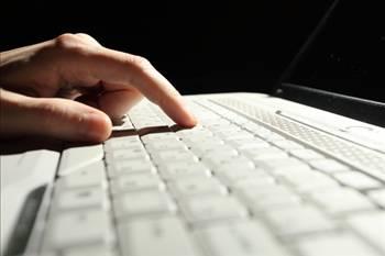  İnternet üzerindeki baskı ve sansür konusu son dönemlerde Türkiyenin öne çıkan konuları. İnci Sözlükün varlığıyla bu konunun bir ilgisi var mı?
İnci Sözlükün varlığı ile sansürün birebir ilgisi var. Sansürsüz, yasaksız bir yaşam alanı isteyen ve düşleyen insanlardan oluşuyor İnci. Ama zaten herkesin kirlettiği bir kavramı bir kez daha kullanıp, bu yağmalamaya katılmak istemiyoruz. İnternet ortamında Ekşisözlük gibi samimiyetsiz yerler, televizyonda Okan Bayülgen gibi kişiler, gündelik yaşamımızda tabi olduğumuz tüm kurallar, ziyadesi ile özgürlük, sansürsüz bir yaşam, bireysel fikir özgürlüğü gibi kavramları boşalttı.