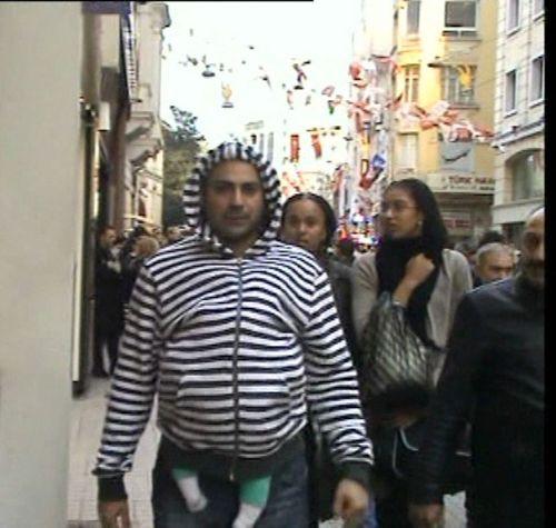 Göbeğine bağladığı oğlunun üzerine hırkasının fermuarını çeken şahsın 'babacan' çözümü, İstiklal Caddesi boyunca vatandaşların dikkatini çekti.