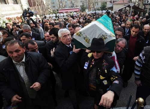 Sanatçı Hülya Avşar'ın dün vefat eden annesi Emral Avşar, Zincirlikuyu Mezarlığı'na defnedildi. Avşar, Teşvikiye Camii'nde düzenlenen cenaze töreninde gözyaşlarını tutamadı.