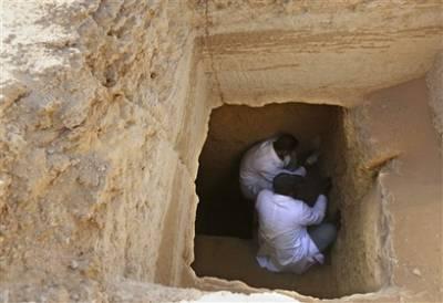 2600 yıllık mumya bugün basına poz verdi! Mısır'ın baş arkeoloğu Zahi Hawass Firavun döneminden kalma, kireç taşı bir lahit içinde bulunan hiç bozulmamış bir mumyayı tanıttı. İşte ilginç fotoğraflar...