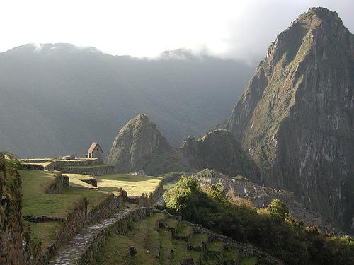 <p><strong><span style="color: #0000ff;">4. Machu Picchu, Peru</span></strong></p><br>
<p>Machu Picchu (okunuş: Maçu Piççu veya Maçu Piçu, Quechua: Machu Pikchu), bugüne kadar çok iyi korunarak gelmiş olan bir İnka antik şehridir.7 Temmuz 2007 tarihinde,Dünyanın Yeni Yedi Harikası'ndan biri olarak seçilmiştir.</p><br>
<p>And Dağları 'nın bir dağının zirvesinde, 2.360 m yükseklikte, Urubamba Vadisi üzerinde kurulmuş olup. Peru'nun Cusco şehrine 88 km mesafededir. Şehir, İnka'lı bir hükümran olan Pachacutec Yupanqui tarafında 1450 yılları civarında inşa ettirilmiştir. İspanyol istilacılar 1532 yılında buraları işgal ederken sık dağlar arasında kalmış bu şehir, istilacılar tarafından fark edilmemiş ve bu sayede zarar görmemiştir.Machu Picchu 200 den fazla, merdiven sistemiyle birbirne bağlı olan taş yapıdan oluşur.Şehrin 3000 basamağı bugün hala gayet iyi durumdadır.</p><br>
<p>Kuruluş amacı ve anlamı bugüne kadar gelmiş olan tartışma konusudur. Günümüze gelmeyi başarmış bilimsel kanıt içerikli çok fazla ipucu bulunmamasından, sadece tahminler yapılabilmektedir. Bu yüzden o zamanlardaki adı bilinemeyen şehir, ismini bugün yakınlarda olan bir dağ zirvesinden almıştır. Şehrin tarım alanı olarak kullanılan teraslardan oluşan bölümleri, Eski Zirve (Quechua dilinde: Machu Picchu) denen dağın eteklerindedir. Şehrin sonunda ise Genç Zirve (Quechua dilinde: Wayna Picchu) yükselir.</p>