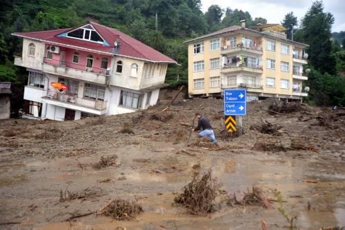 Rizenin merkeze bağlı Gündoğdu beldesinde sağanak yağış sonucu sel ve heyelan meydana gelmişti.