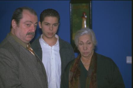 GÜZİN ÖZİPEK(BABANNE) 'Bizimkiler'dizisinin 12 yıl boyunca saygın ve sevecen babaannesi Leyla Hanım'ı başarıyla canlandırdı. Ünlü oyuncu lenfbezi tümörüne ve solunum yetmezliğine yenik düşerek 13 Ağustos 2000 tarihinde 75 yaşında aramızdan ayrıldı.