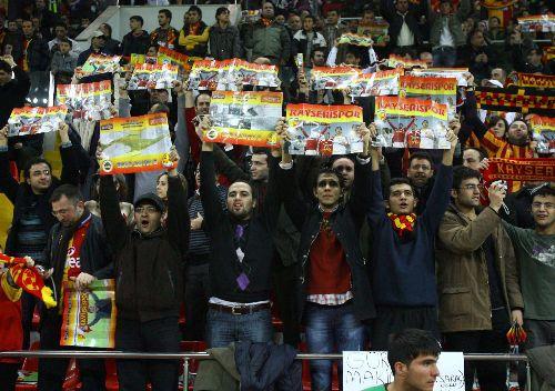 Kadir Has'ta oynanan ilk maçta F.Bahçe 10 kişi tamamladığı maçta Kayseri'yi mağlup ederek zirve ile puan farkını 3'e indirdi.