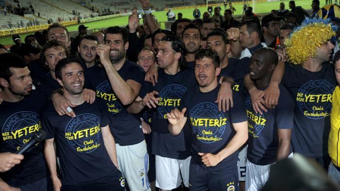 CHP Genel Başkanı Kemal Kılıçdaroğlu, Spor Toto Süper Lig'de deplasmanda Sivasspor'u 4-3 yenerek 2010-2011 sezonunu şampiyon tamamlayan Fenerbahçe'yi kutladı.