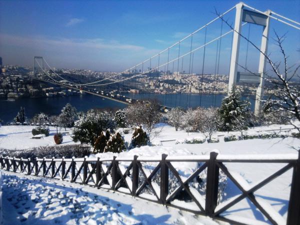 Kar yağışı kentte yaşamı olumsuz etkilese de sabah saatlerinde güneşle birlikte eşsiz bir manzara ortaya çıktı. Özellikle Beykoz gibi yüksek yerlerde ağaçların da beyaza bürünmesiyle eşsiz doğa manzarası kameralara yansıdı.
