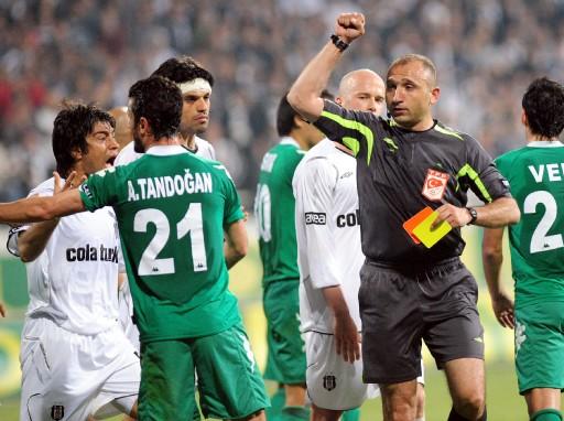 Sivas'ın puan kaybıyla liderlik şansı yakalayan Beşiktaş, evinde Bursaspor'a puan kaybetti. Müthiş geçen maçta 1 de kırmızı çıkarken takımlar golsüz eşitliği bozamadı.