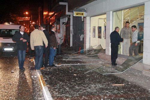Zonguldak'ta en işlek caddelerden birinde şiddetli patlama meydana geldi. Patlamada ölen ya da yaralanan olmadı. Birçok işyerinde maddi hasara neden olan ve bir lokantada meydana geldiği belirtilen patlamanın kesin sebebi araştırılıyor.(CİHAN/A.Karabacak)