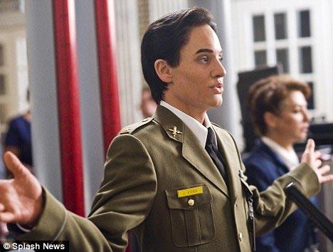 Filmde Rus ajanı olmakla suçlanan bir CIA ajanını canlandıran Jolie, hikayenin bir noktasında erkek kılığına girmek zorunda kalıyor.