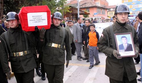 Van'da meydana gelen depremde hayatını kaybeden asker ogretmen Muhammet Yurtoglu'nun (24) cenazesı karabuk'un eskıpazar ılcesınde topraga verıldı