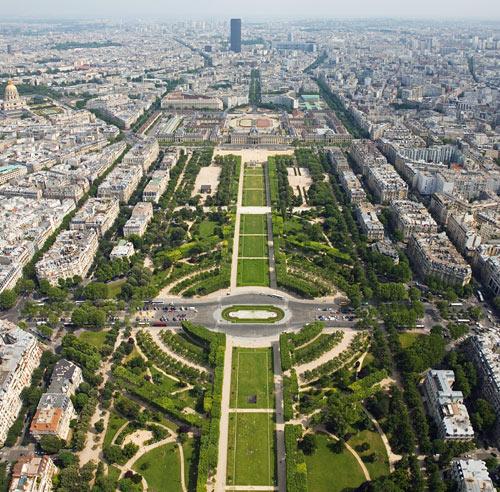 Fransa'nın başkenti Paris, ülkenin kültür ve sanat merkezi olma görevini üstlenmiş ve gerek Avrupa'nın gerekse dünyanın en önde gelen kültür merkezlerinden biri olmuş....
<br><br>
Nuray Kahraman'ın Fransa izlerimlerini ve haberde yer alan görsellerin öykülerini görmek için haberin metni düğmesini tıklayabilirsiniz...