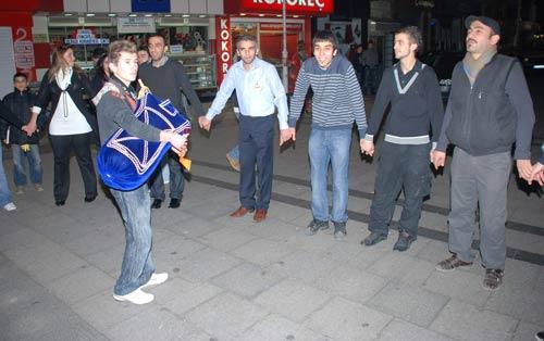 Karşıyaka'da, kafede horon teperek gürültü yaptıkları öne sürülen işletmeci ile üniversiteli bir genç polis tarafından gözaltına alındı. Poyraz Karadeniz Gençlik Derneği Başkanı Selahattin Türüt "polis tabii ki görevlerini yapacak ama kişilerin suçlu muamelesini doğru bulmuyoruz" dedi. Türüt, dernek üyeleri ile birlikte yaşananları protesto için müzik eşliğinde horon tepti. (Arif Çayan/İzmir-İHA)
