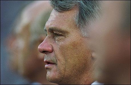 İngiltere Milli Takımı'nın eski futbolcusu ve teknik direktör Sir Bobby Robson'un 76 yaşında İngiltere'nin County Durham kentindeki evinde kansere yenik düştüğü bildirildi.