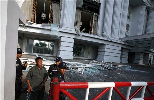 Başkent Cakarta'da iki büyük otelde eş zamanlı patlamalar meydana geldi. Paklamamış bombalar bulundu.
