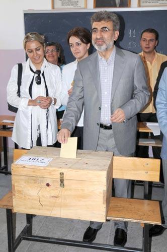 Enerji ve Tabii Kaynaklar Bakanı Taner Yıldız, ''Ramazanı bitirip bayram sevincini hep birlikte yaşadık. Kayserispor Fenerbahçe'yi, basketbolcularımız da Sırbistan'ı yendi. İnşallah bu akşam da çifte bayram yaşayacağız. Tüm Türkiye için yeni bir dönem başlıyor. Her alanda büyük bir yenilik başlayacak. Türkiye'yi çok iyi günler bekliyor.''